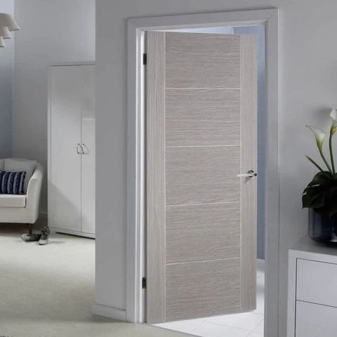 porte moderne en bois gris, brun pâle